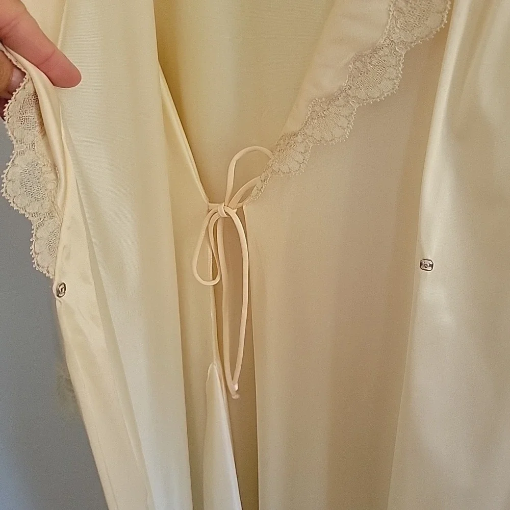 Vanity Fair Vintage Long Robe Lace Trim Nylon Antron III Shawl Collar USA Lounge
